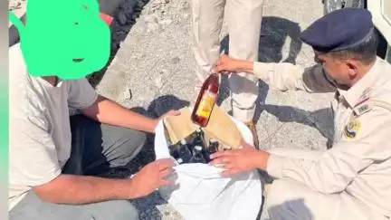 शिलाई के टिम्बी में अवैध 12 बोतलें देसी शराब के साथ आरोपी को किया गया गिरफ्तार