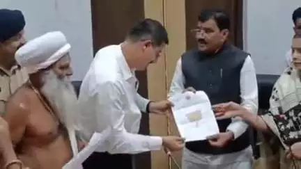 खंडवा: खंडवा जिले में बारिश से मूंग और प्याज की फसल खराब, विधायक ने संसद को सौंपा ज्ञापन