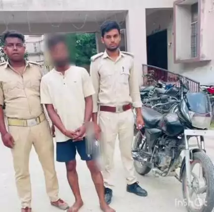 मांझा: कोइनी पुल के पास चावल व्यवसायी की चाकू मारकर हत्या, पुलिस ने एक आरोपी को किया गिरफ्तार, बाइक ज़ब्त