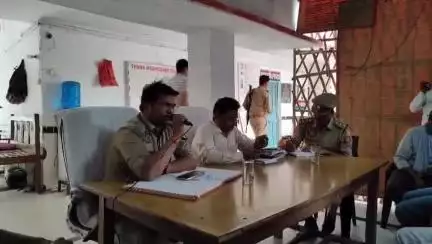 माधौगढ़: माधौगढ़ कोतवाली में आगामी त्यौहार को लेकर बैठक, एसडीएम, सीओ, प्रधान, बीडीसी और अन्य लोग रहे मौजूद