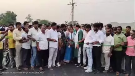চোপড়া: চোপড়ার হাপ্তিয়াগছ গ্রাম পঞ্চায়েতের দীর্ঘদিনের রাস্তার দাবি পূর্ণ হওয়াতে খুশি এলাকাবাসী