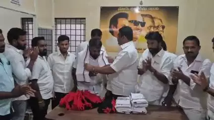 ஓசூர்: சூளகிரி பாஜகவை சேர்ந்த 15க்கும் மேற்ப்பட்டோர் தளி சாலையில் உள்ள திமுக அலுவலகத்தில் ஒசூர் எம்எல்ஏ முன்னிலையில் திமுகவில் ஐக்கியம்