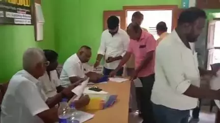 சாத்தான்குளம்: வர்த்தக சங்க அலுவலகத்தில் தேர்தலை முன்னிட்டு வேட்பு மனு தாக்கல் நடைபெற்றது