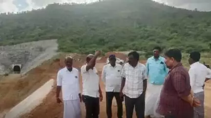 పత్తికొండ: సత్యసాయి జిల్లా ముదిగుబ్బ మండలంలో హంద్రీనీవా కాలువ పనులను పరిశీలించిన నీటిపారుదల శాఖ డి ఈ మహేశ్వర్ రెడ్డి