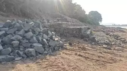 होशंगाबाद नगर: कोरीघाट पर बाढ़ से बचने के लिए बारिश से पहले पीचिंग निर्माण का कार्य नहीं हुआ पूरा, 50 मीटर पिचिंग बाकी