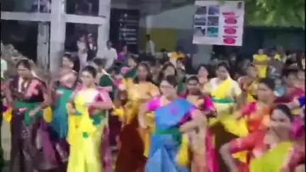 கயத்தாறு: வெங்கடேஸ்வரபுரம் கிராமத்தில் கொடை விழாவை முன்னிட்டு பெண்கள் மட்டுமே கலந்து கொண்ட ஒயிலாட்ட நிகழ்ச்சி மதிப்பெண் பெற்றோர்களுக்கு மாவட்ட கவுன்சிலர் பரிசு