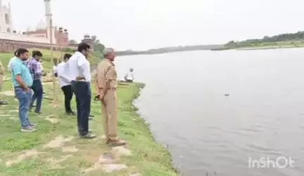 आगरा: दशहरा स्नान पर्व को लेकर अपर पुलिस आयुक्त और जिलाधिकारी ने बल्केश्वर घाट व दशहरा घाट का किया स्थलीय निरीक्षण