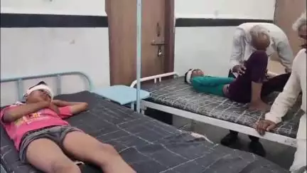 छतरपुर नगर: बागराजन मंदिर के पास साइकिल और बाइक की टक्कर में तीन लोग हुए घायल, अस्पताल में भर्ती