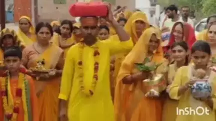 नरैनी: निवादा गांव में द्विवेदी परिवार ने कलश यात्रा के साथ श्रीमद्भागवत कथा का शुभारंभ किया