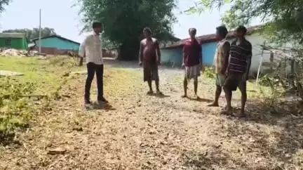 चाईबासा: ताडेया गांव में मजदूर नेता ने ग्रामीणों के साथ की बैठक, समस्याओं पर हुई चर्चा