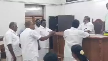கடையநல்லூர்: நிதி ஒதுக்கீட்டில் பாரபட்சம் காட்டுவதாக திமுக நகர மன்ற தலைவரை கண்டித்து திமுக துணைத்தலைவர் உள்ளிட்ட கவுன்சிலர்கள் வெளிநடப்பு