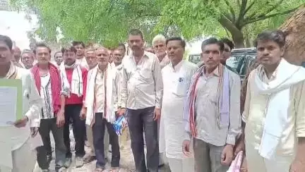 महोबा: कलेक्ट्रेट में ग्राम मुरानी के किसानों ने चकबंदी विभाग की अनियमितताओं पर डीएम से की शिकायत