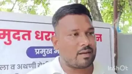 सांगोला: तहसील कार्यालयासमोर पंढरपूर येथील सुरज पडवळकर यांचे विविध मागण्यांसाठी धरणे आंदोलन