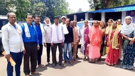 मंडला: प्राथमिक शाला के शिक्षक का स्थानांतरण रोकने के लिए ग्रामीणों ने ज़िला योजना भवन में कलेक्टर को दिया आवेदन