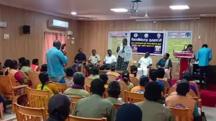 கோவில்பட்டி: நகராட்சி அலுவலகத்தில் தூய்மை பணியாளர்களுக்கு அட்டை வழங்கும் நிகழ்ச்சி நடைபெற்றது