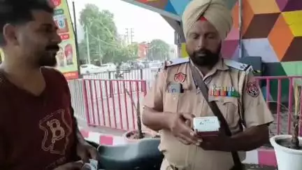 ਖੰਨਾ: ਪੁਲਿਸ ਵੱਲੋਂ ਲਲਹੇੜੀ ਚੌਂਕ ਵਿੱਚ ਨਾਕੇਬੰਦੀ ਕਰਕੇ 20 ਮੋਟਰਸਾਈਕਲਾਂ ਦੇ ਕੱਟੇ ਚਲਾਣ ਜੋ ਮੋਟਰਸਾਈਕਲਾਂ ਤੇ ਵਜਾਉਂਦੇ ਸਨ ਪਟਾਕੇ