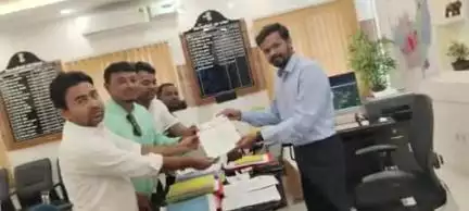 ठाकुरगंज: ठाकुरगंज के मवेशी हाट में अवैध वसूली को लेकर प्रखंड अध्यक्ष ने ज़िला अधिकारी को दिया आवेदन