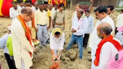 मनकापुर: तेजपुर में विधायक ने अंत्येष्टि स्थल के निर्माण का किया भूमि पूजन, करीब ₹24 लाख की लागत से बनेगा अंत्येष्टि स्थल