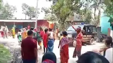 রায়গঞ্জ: নাগরিক ক্ষোভ সামাল দিতে বিদ্যুৎ দফতরের পরিষেবায় পুলিশ, হতবাক পিরোজপুরের বাসিন্দারা #jansamasya
