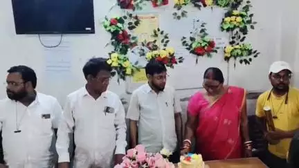 कुरसाकांटा: कुर्साकांटा पीएचसी में एएनएम आशा कुमारी को दी गई भावभीनी विदाई