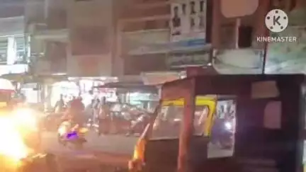 अमरवाड़ा: अमरवाड़ा के शहीद चौक में स्प्लेंडर बाइक में अज्ञात कारणों से लगी आग, लोगों ने बुझाने का प्रयास किया
