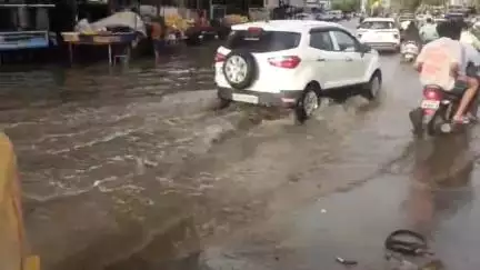 श्रीगंगानगर में हुई बरसात से सड़कों पर भरा पानी, आमजन को हो रही परेशानी