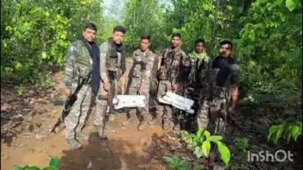 चाईबासा: चाईबासा-ओडिशा-झारखंड सीमा पर सारंडा के जंगलों से पुलिस और सीआरपीएफ ने भारी मात्रा में विस्फोटक बरामद किए