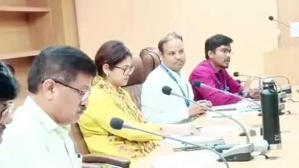 महोबा: कलेक्ट्रेट सभागार में जिलाधिकारी की अध्यक्षता में बैंकों की जिला स्तरीय सलाहकार समिति की महत्वपूर्ण बैठक सम्पन्न हुई
