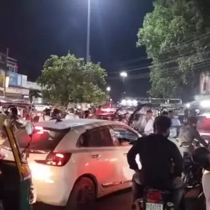 अलवर: अलवर शहर के मोहना बाबा की प्याऊ के सामने महावीर ढाबे के सामने हुआ झगड़ा, जिसके कारण लगा लंबा जाम