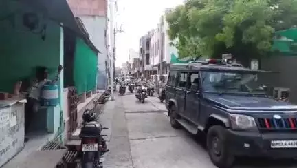 खाचरौद: ईद पर्व पर सुरक्षा व्यवस्था को लेकर प्रशासन ने निकाला फ्लैग मार्च