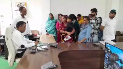 खातेगांव: जनसुनवाई में खातेगांव तहसील के ग्राम सागोनिया से किसान पहुंचे, आवेदन दिया