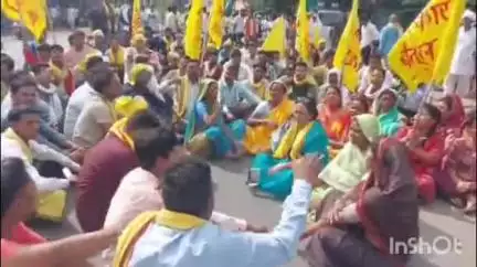 घोड़ाडोंगरी: घोड़ाडोंगरी में आदिवासी समाज का प्रदर्शन, युवक की पिटाई और अवैध शराब बिक्री का किया विरोध