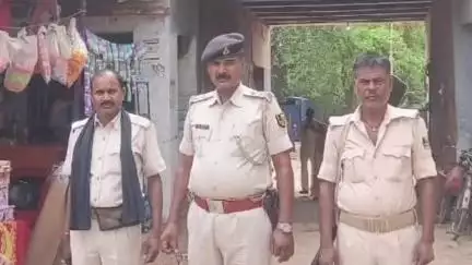 अगिआंव: एसपी राज के निर्देशानुसार बैंकों और महत्वपूर्ण संस्थाओं की सुरक्षा हेतु पुलिस ने किया निरीक्षण, अनहोनी की घटना न हो