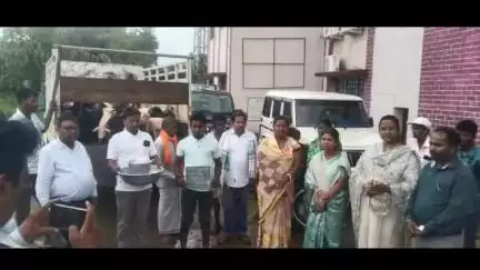 कुकड़ू: कुकड़ू प्रखंड परिसर में पशुपालकों को 9 यूनिट सुरों का वितरण, जिला परिषद उपाध्यक्ष व प्रखंड विकास पदाधिकारी रहीं मौजूद
