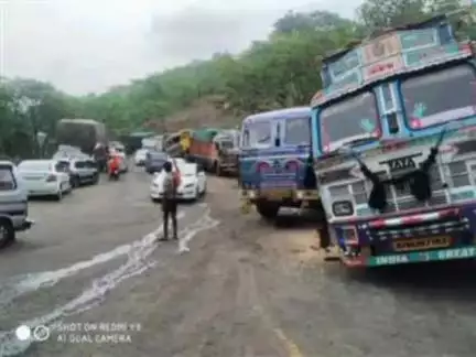 उदयनगर: धनतलाव घाट पर बार-बार क्यों लगता है जाम, पत्रकारों ने एसपी से मिलकर बताई समस्या
