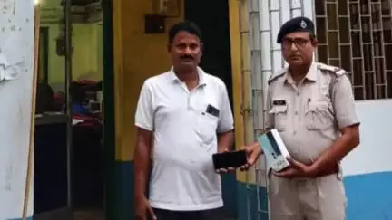নলহাটি ১: নলহাটি থানার পুলিশ প্রশাসনের তৎপরতায় উদ্ধার হলো এক সাধারণ গ্রামবাসীর হারানো মোবাইল ফোন