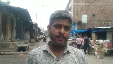 खबर औरैया से फूलमती मंदिर के पास नाली में जल भराव और गंदगी से परेशान स्थानीय व्यापारी
