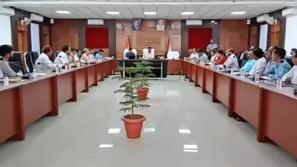 गौरीगंज: जिलाधिकारी ने जनपद में चल रहे निर्माण कार्यों की समीक्षा की, गुणवत्तापूर्ण व समय पर कार्य पूर्ण करने के दिए निर्देश