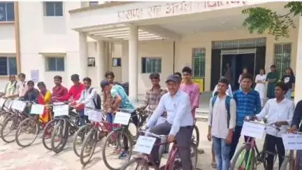 इमामगंज: प्रखंड परिसर में बीडीओ के नेतृत्व में विश्व साइकिल दिवस पर निकाली गई मतदाता जागरूकता रैली