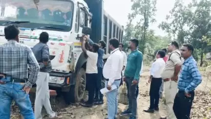 बलौदा: केराकछार गांव में हसदेव नदी से रेत का अवैध उत्खनन करते 2 चेन माउंटेन, 3 हाइवा और 6 ट्रैक्टर किए गए जब्त