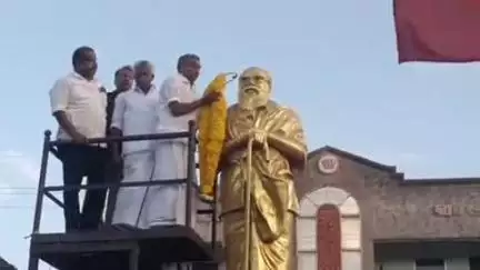 திருவாரூர்: பழைய பேருந்து நிலையத்திலிருந்து மறைந்த திமுக தலைவர் கலைஞரின்  பிறந்த நாளை ஒட்டி 2000-க்கும் மேற்பட்டோர் பேரணி
