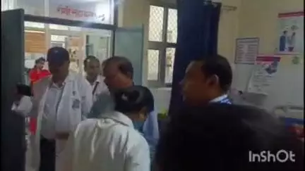 फर्रुखाबाद: जिला अस्पताल लोहिया महिला में एक्सपायरी डेट की दवा मरीज को चढ़ाने की जांच के लिए पहुंची टीम, हुआ सीन रिक्रिएशन
