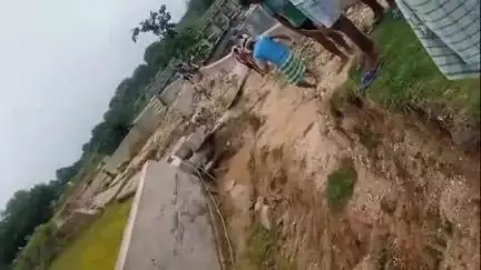 কাশীপুর: অদালী গ্রামের ডোকার রাস্তা বেহাল,বুথে  BJP ভোট বেশি পাওয়ায় গ্রামের রাস্তা আটকে দিচ্ছে TMC অভিযোগ BJP-নেতার #jansamasya