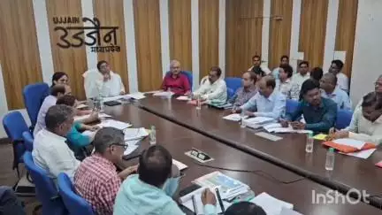 उज्जैन ग्रामीण: संभागायुक्त संजय गुप्ता ने कमिश्नर कार्यालय में एपीसी बैठक की तैयारियों की समीक्षा की