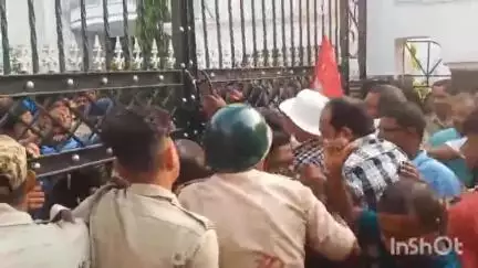 গঙ্গারামপুর: গঙ্গারামপুরে ডেপুটেশন ঘিরে বামেদের সঙ্গে পুলিশের ধস্তাধস্তি, উত্তপ্ত পরিস্থিতি