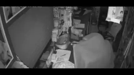 മാനന്തവാടി: പനമരത്തെ വിവിധ സ്ഥാപനങ്ങളിൽ നടന്ന മോഷണത്തിൽ പോലീസ് അന്വേഷണം ഊർജിതമാക്കി, സി.സി.ടി.വി ദൃശ്യം പുറത്ത്