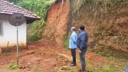 ಮಡಿಕೇರಿ: ತಾವುರು ಗ್ರಾಮದ ಕಟ್ಟಪಳ್ಳಿಗೆ ತಹಶೀಲ್ದಾರ್‌ ಪ್ರವೀಣ್ ಭೇಟಿ, ಮಳೆ ಹೆಚ್ಚಾದಲ್ಲಿ ಸುರಕ್ಷಿತ ಸ್ಥಳಕ್ಕೆ ತೆರಳಲು ಸೂಚನೆ