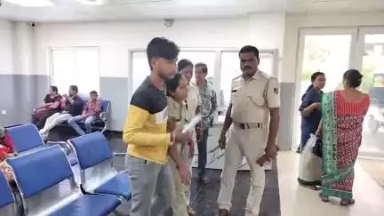 ଅନୁଗୋଳ: ଜିଲ୍ଲା କାର୍ଯ୍ୟାଳୟ ସମ୍ମୁଖରେ କାର୍ଯ୍ୟରତ ମହିଳା ହୋମଗାର୍ଡ ଅଂଶୁଘାତରେ ଅସୁସ୍ଥ