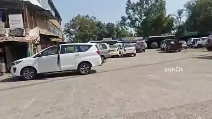 पुराने बस स्टैंड पर नगरपालिका के अतिक्रमण दल ने हटाया अतिक्रमण, लोगों ने दोबारा अतिक्रमण कर वाहनों को किया खड़ा