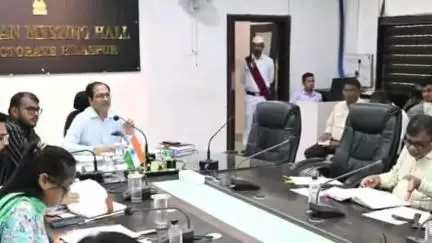 मस्तुरी: कलेक्टर ने खाद-बीज एवं पौधरोपण की तैयारी की समीक्षा की, किसान पंजीयन कार्य में तेजी लाने के दिए निर्देश
